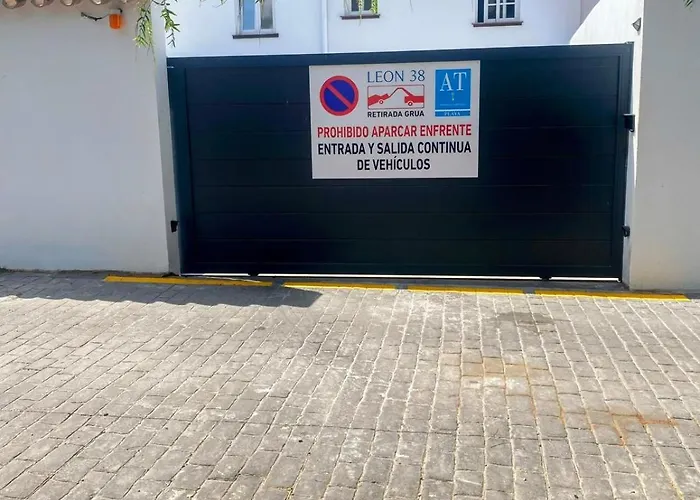 Leon 38 Apartments Private Parking - Eaw Homes Lejlighed *